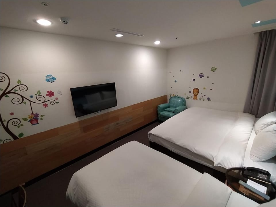 Bed, TV and multimedia, Photo of the whole room, Bedroom