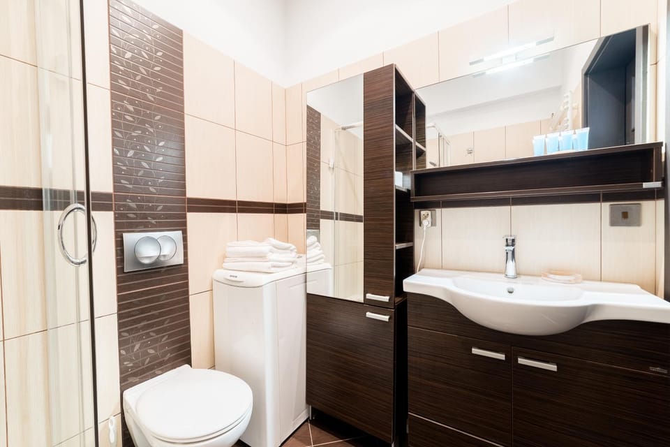 Shower, Toilet, Bathroom, Bath, towels, washing machine