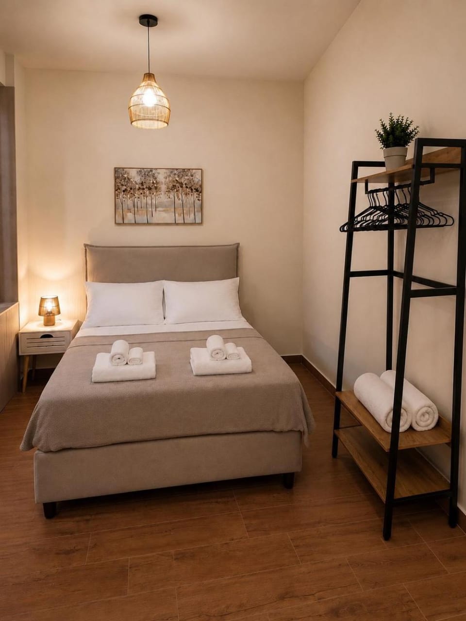Bed, Photo of the whole room, Bedroom, bunk bed, towels