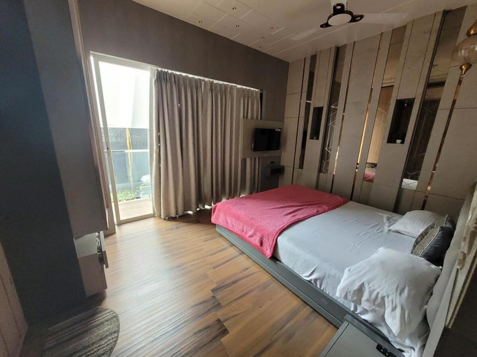 Ivory stays Luxury Private Pool Villa Near Tungarli ,Jacuzzi Family & Party Friendly Villa in Lonavla