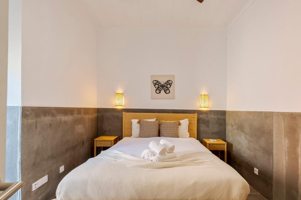 Bedroom, towels
