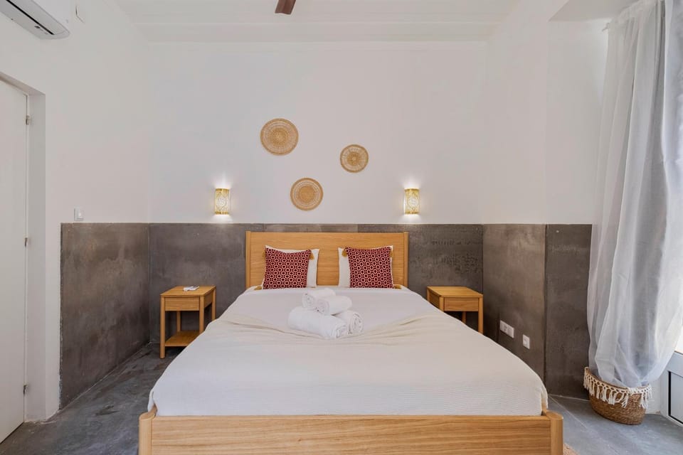 Bedroom, towels, air conditioner