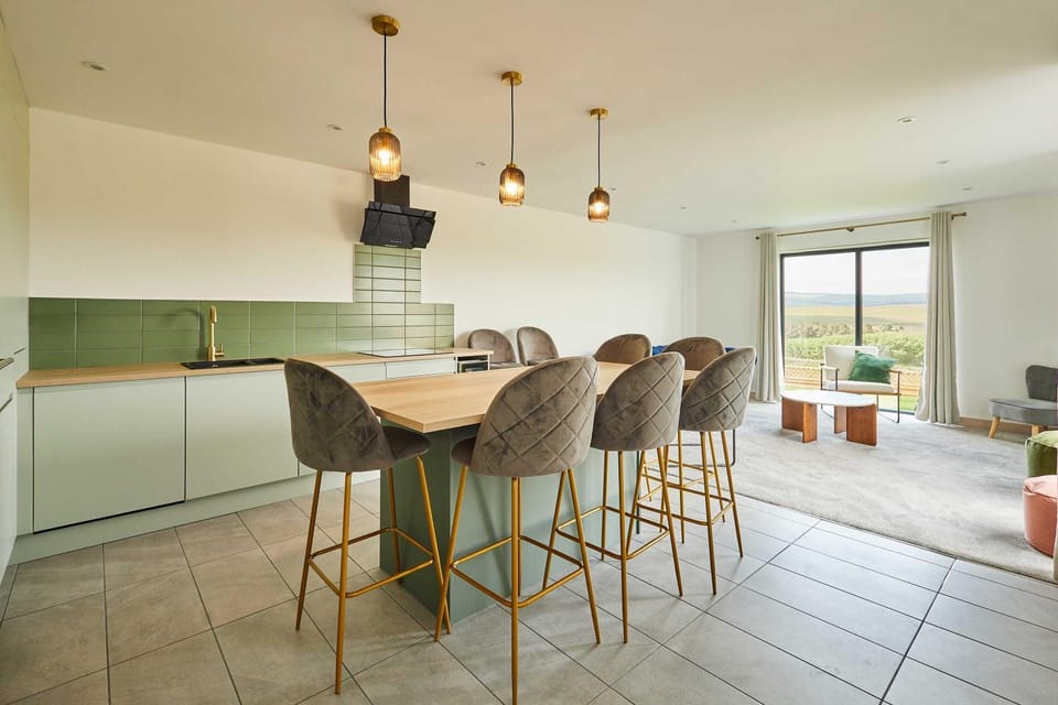 Kitchen or kitchenette, Living room, Seating area, Dining area