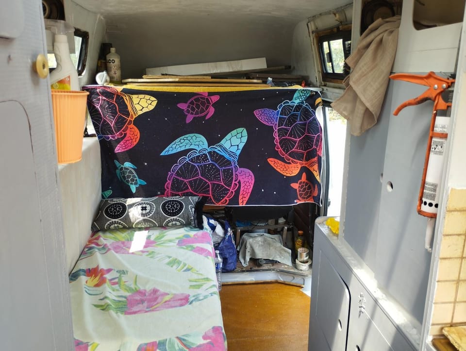 MONTPELLIER ET SES PLAGES van de couchage pour dépanner quelques nuits juste pour dormir il n'y a pas de sanitaire ni cuisine prévoir une batterie externe,à 10 minutes en voiture des PLAGES et à 5 minutes du centre-ville Montpellier Luxury tent in Castelnau-le-Lez