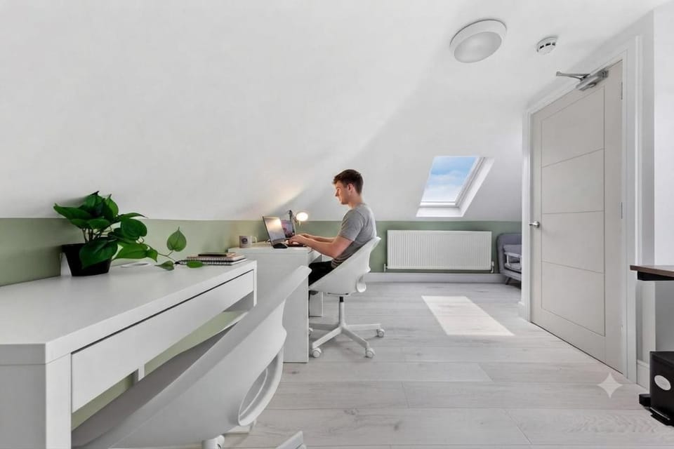 Sleeps12, Working space, Game room & Free Parking House in London Borough of Ealing