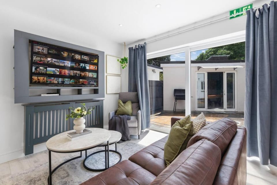 Sleeps12, Working space, Game room & Free Parking House in London Borough of Ealing