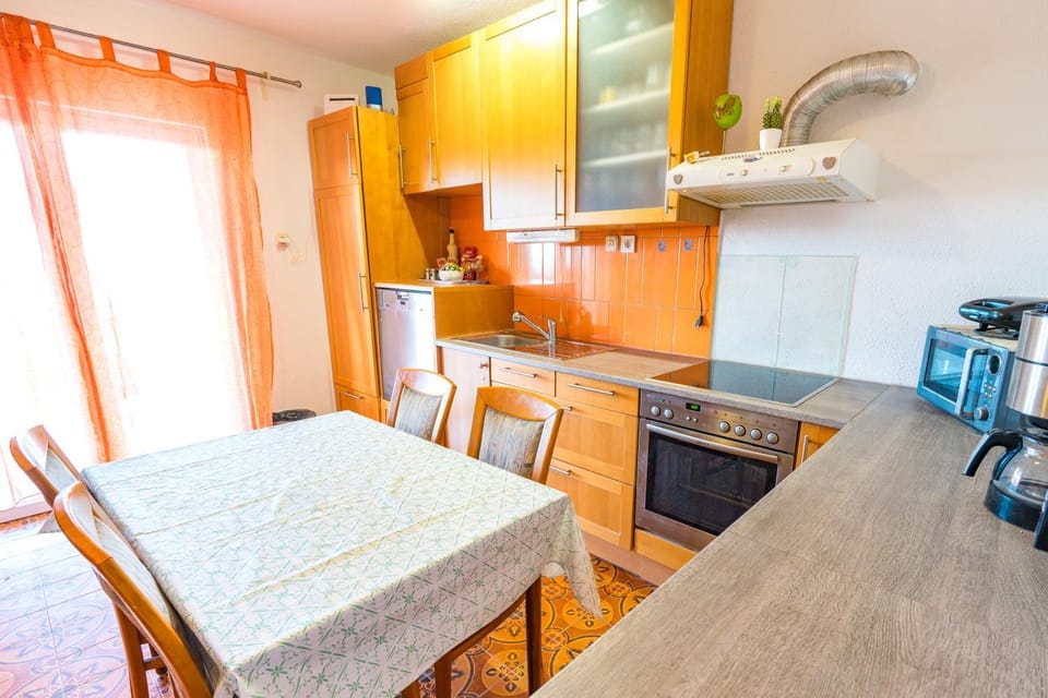 Coffee/tea facilities, Seating area, dishwasher, furniture, microwave, oven, stove, kitchen