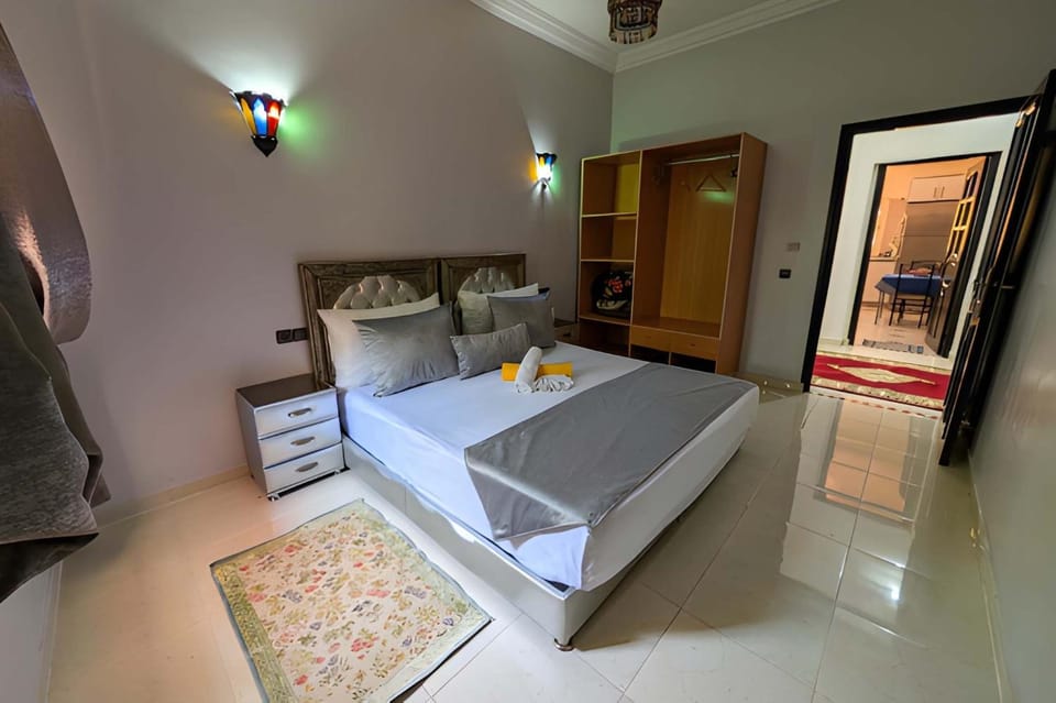 Bed, Bedroom, towels