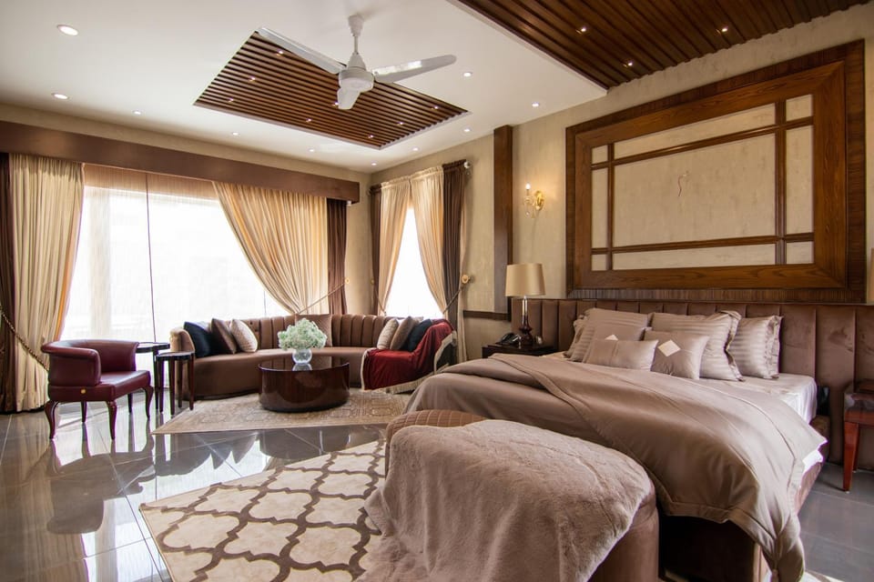 Bed, TV and multimedia, Living room, Photo of the whole room, Seating area, Bedroom