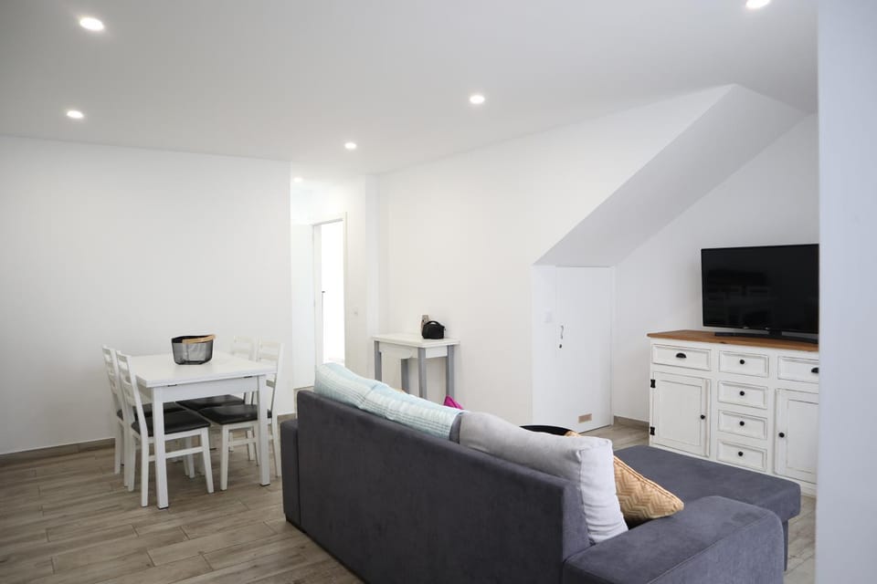 TV and multimedia, Living room, Seating area, Dining area