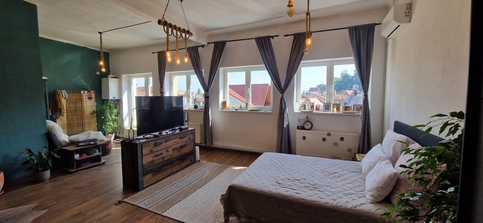 Property building, Communal lounge/ TV room, Bed, TV and multimedia, Living room, Photo of the whole room, Decorative detail, Seating area, Evening entertainment, Bedroom, City view, Time of day, Inner courtyard view, furniture, internet, internet, internet, towels