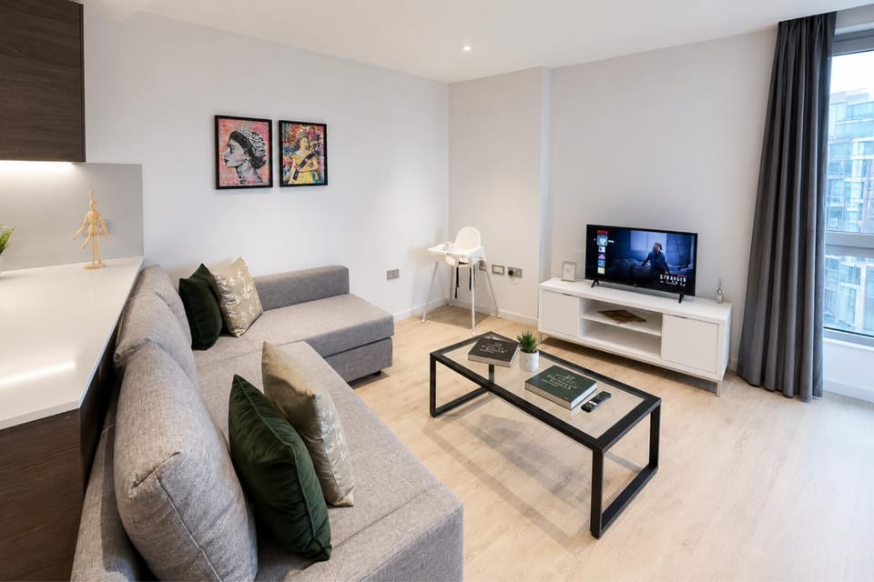 TV and multimedia, View (from property/room), Living room, Decorative detail, Seating area, heating, internet