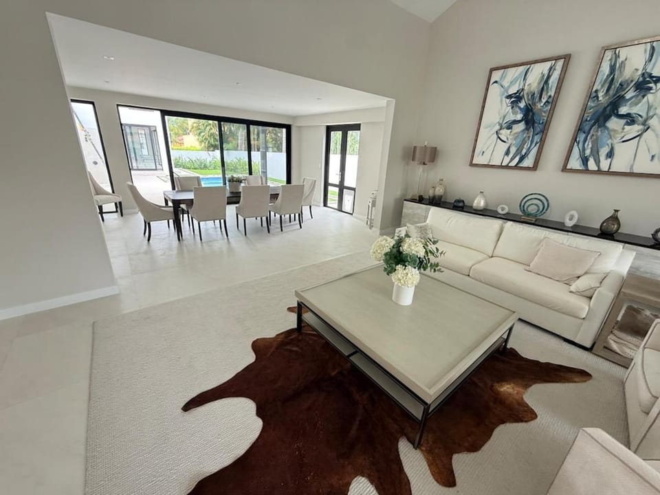 Living room, Seating area, Dining area