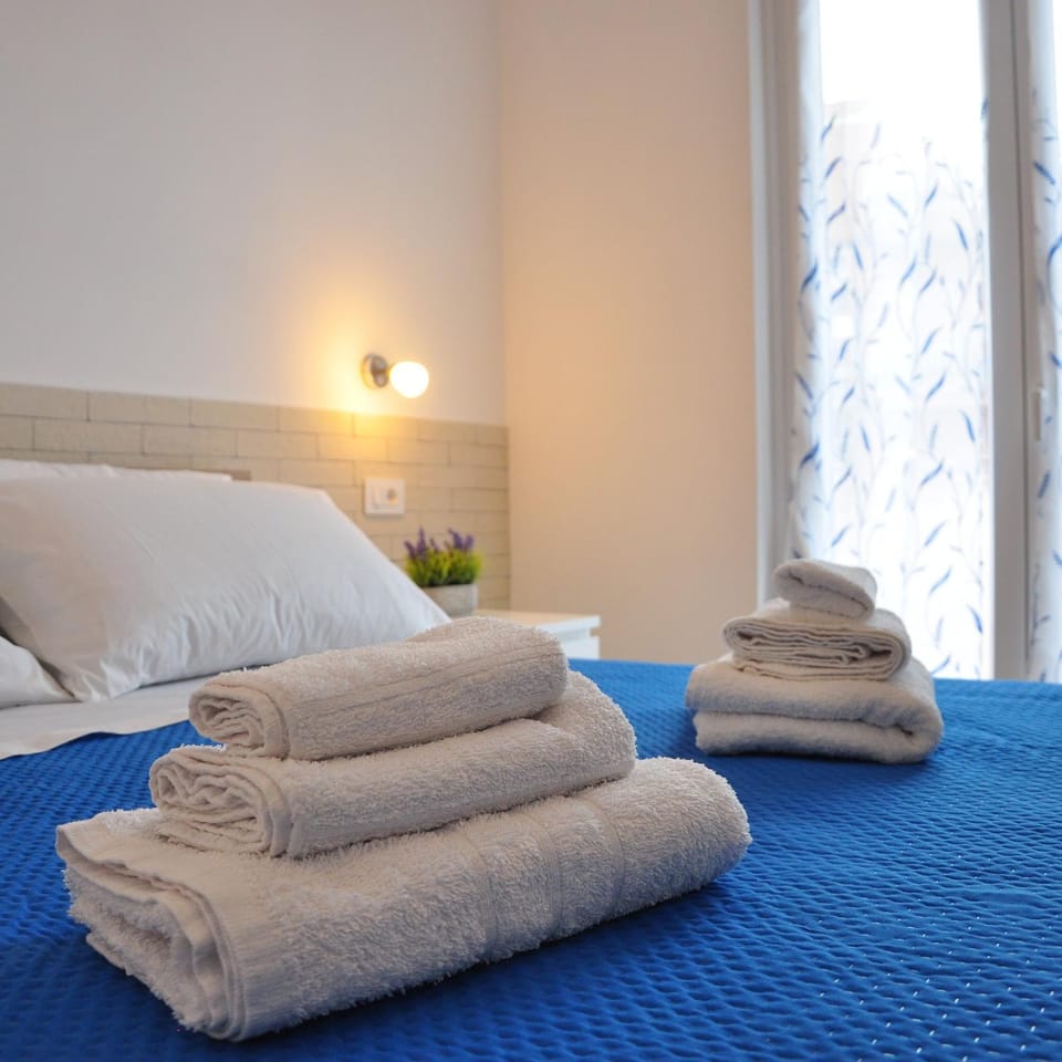 Bedroom, towels