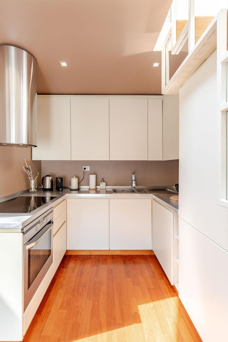 Kitchen or kitchenette, oven, kitchen