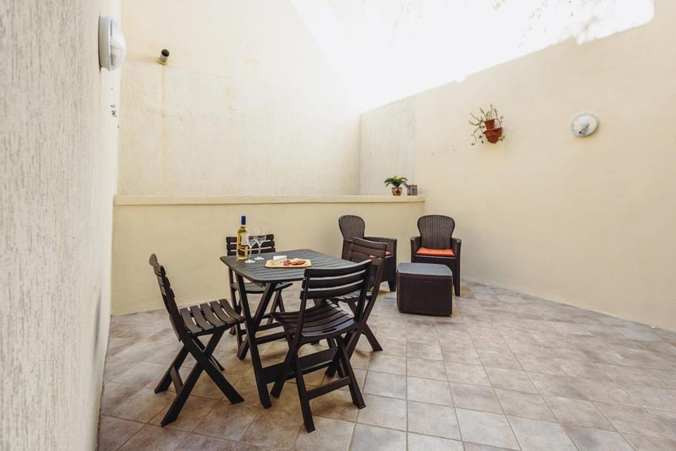 Modern 2BR Apartment in Sliema Walk to Seafront with Patio Apartment in Sliema