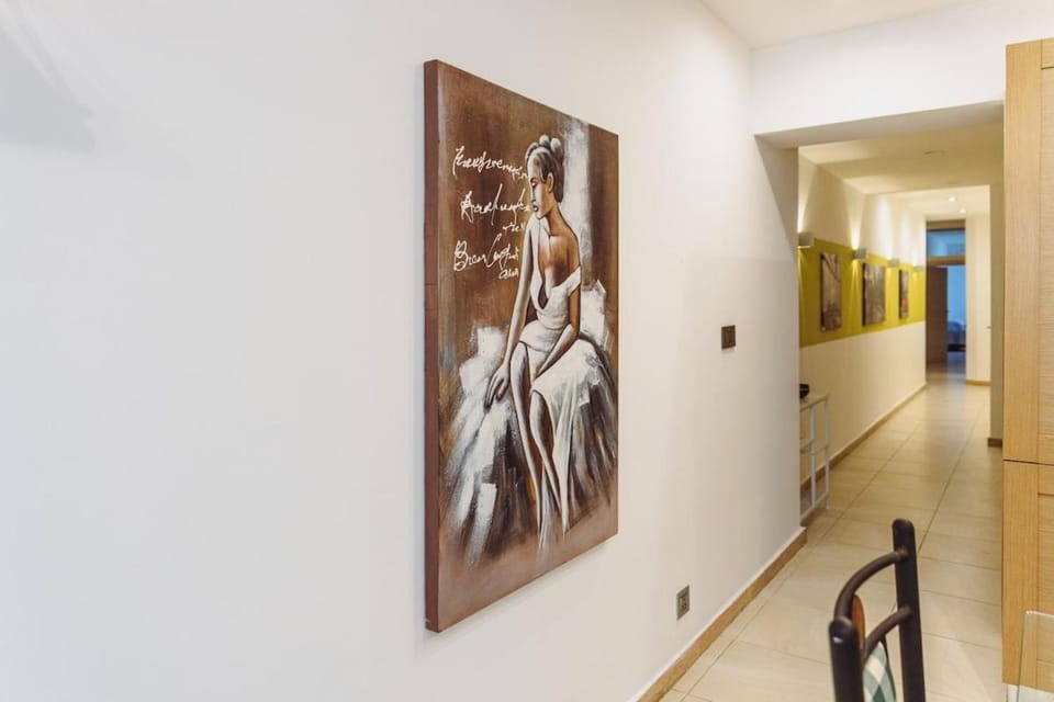 Modern 2BR Apartment in Sliema Walk to Seafront with Patio Apartment in Sliema