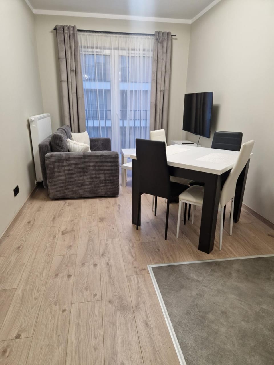 TV and multimedia, Living room, Seating area, Dining area, Evening entertainment