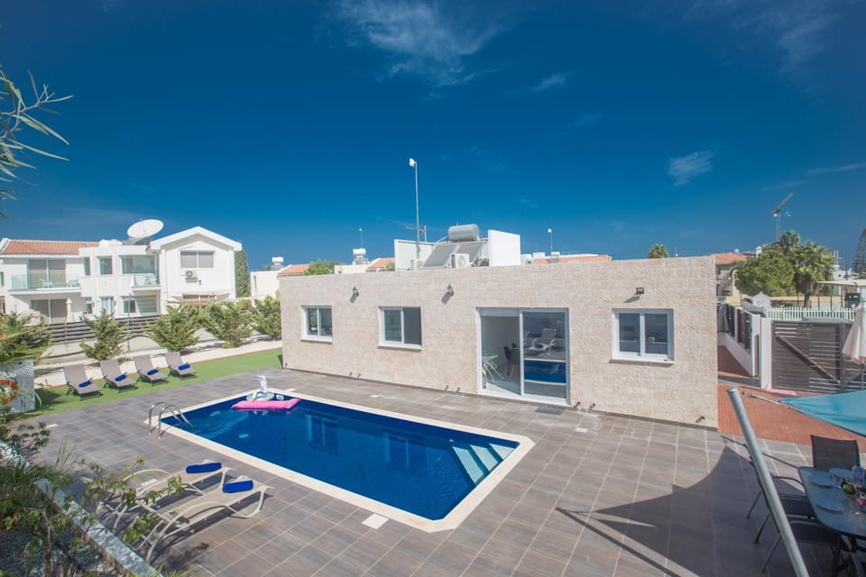 Property building, Garden, Swimming pool
