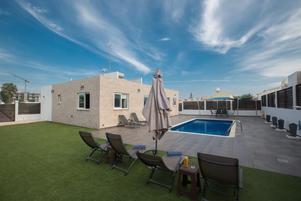 Garden, Seating area, Swimming pool