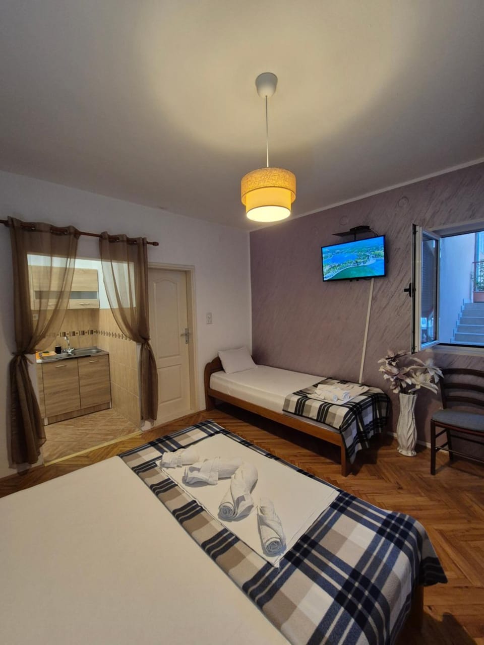Bed, TV and multimedia, kitchen