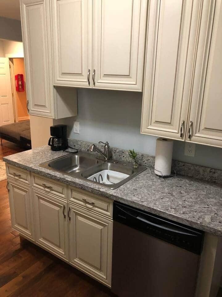 Cozy 2 BR in the Heart of Sawyer/Mins to W Dunes Apartment in Sawyer