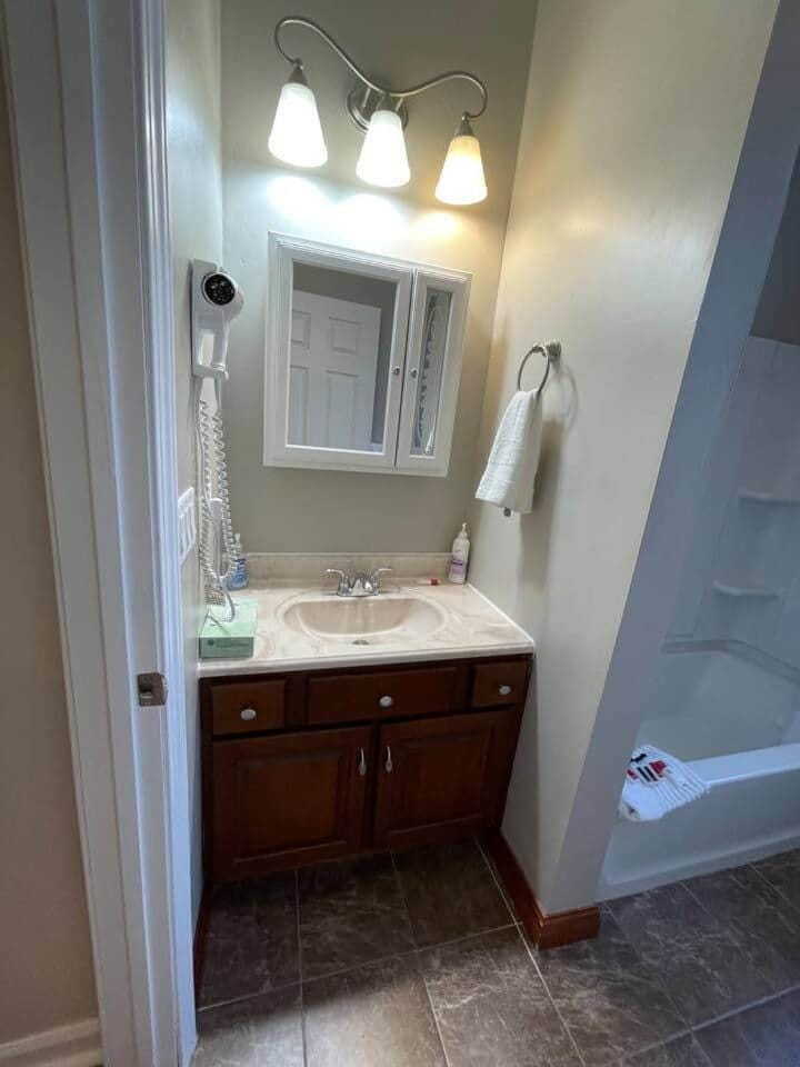 Cozy 2 BR in the Heart of Sawyer/Mins to W Dunes Apartment in Sawyer