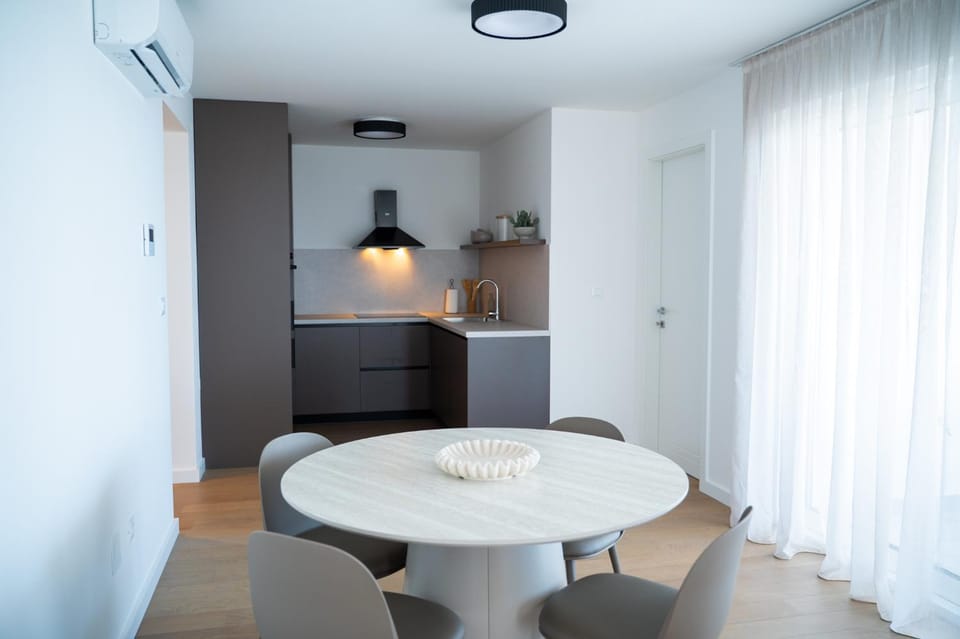 Dining area, kitchen