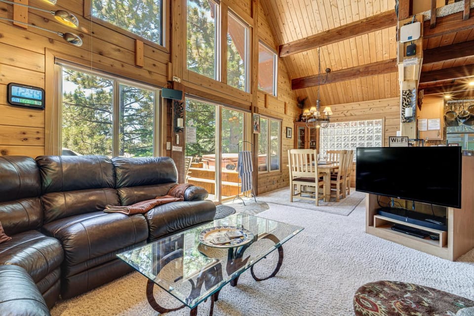 4 Mi to Lake Tahoe! All-Season Retreat w/ Hot Tub House in Incline Village