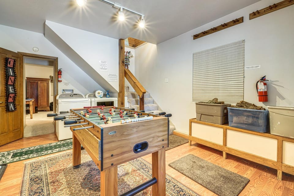 4 Mi to Lake Tahoe! All-Season Retreat w/ Hot Tub House in Incline Village