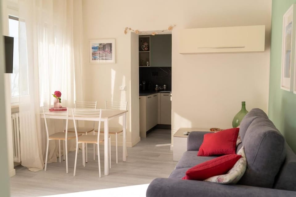 Seating area, Dining area, air conditioner