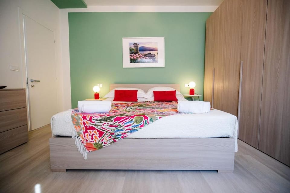 Bed, Photo of the whole room, towels, wardrobe