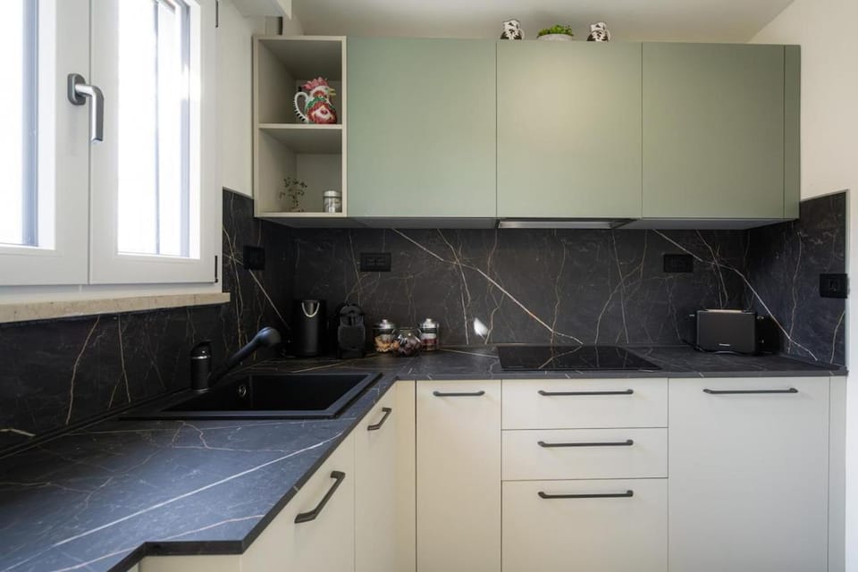 Kitchen or kitchenette, dishwasher, stove