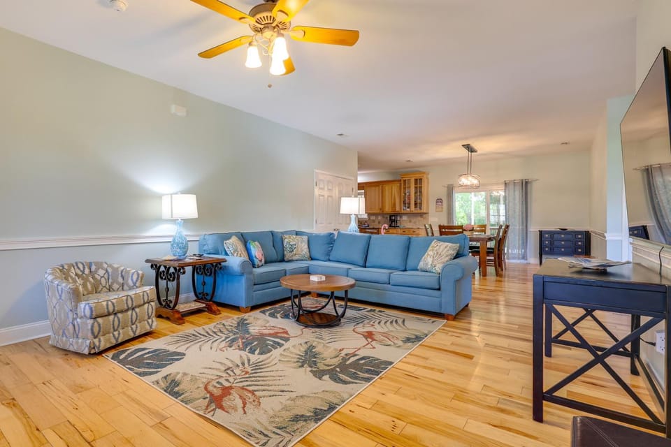 Golf Cart, Bikes, Easy Beach Days! Oak Island House in Oak Island