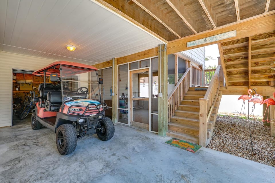 Golf Cart, Bikes, Easy Beach Days! Oak Island House in Oak Island
