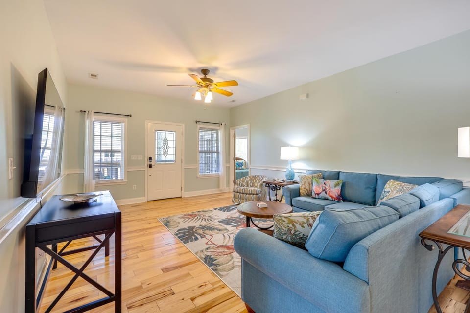 Golf Cart, Bikes, Easy Beach Days! Oak Island House in Oak Island