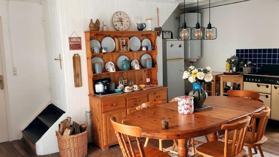 Kitchen or kitchenette, Dining area