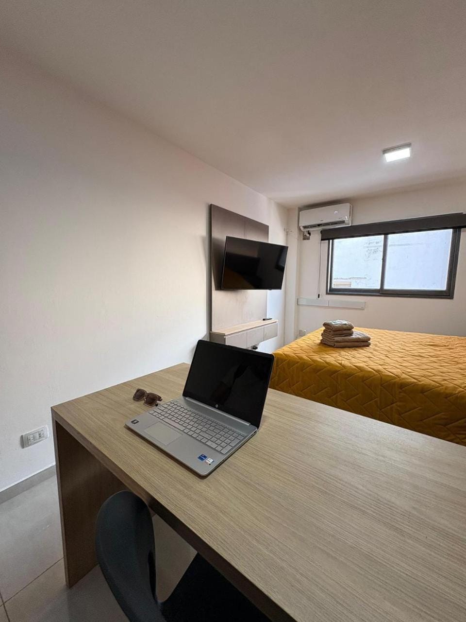 Bed, TV and multimedia, Photo of the whole room, Bedroom