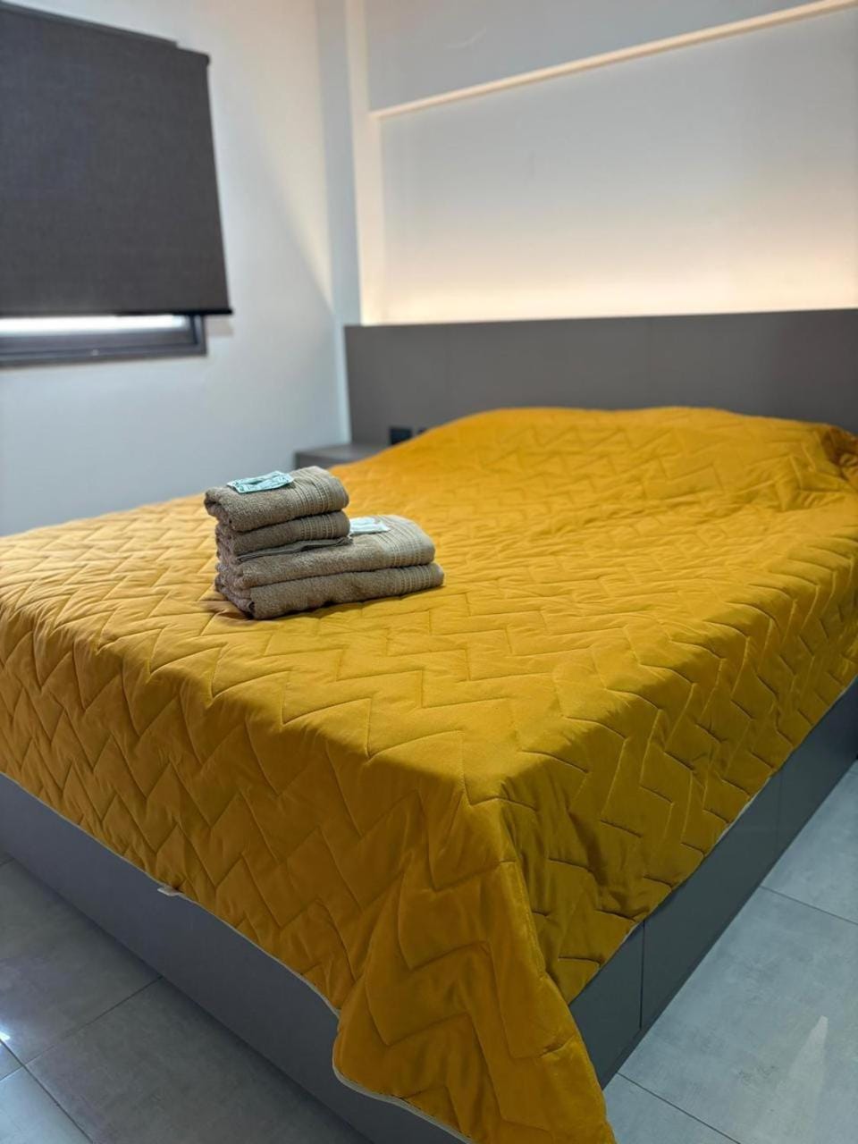 Bed, TV and multimedia, Photo of the whole room, Bedroom, towels
