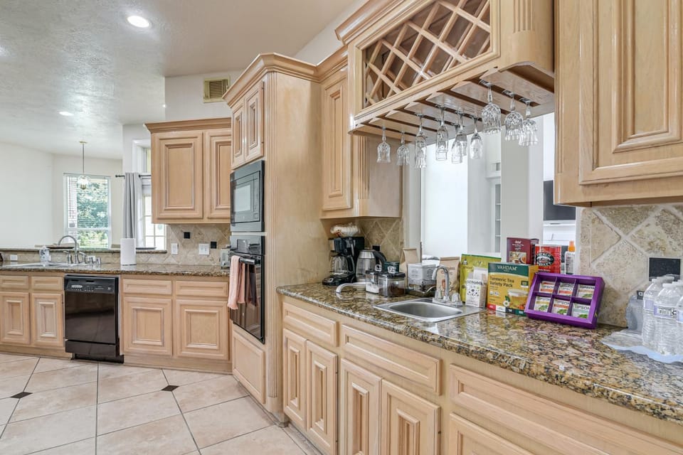 4,500-Sq-Ft Group Getaway Near Gulf Coast House in League City