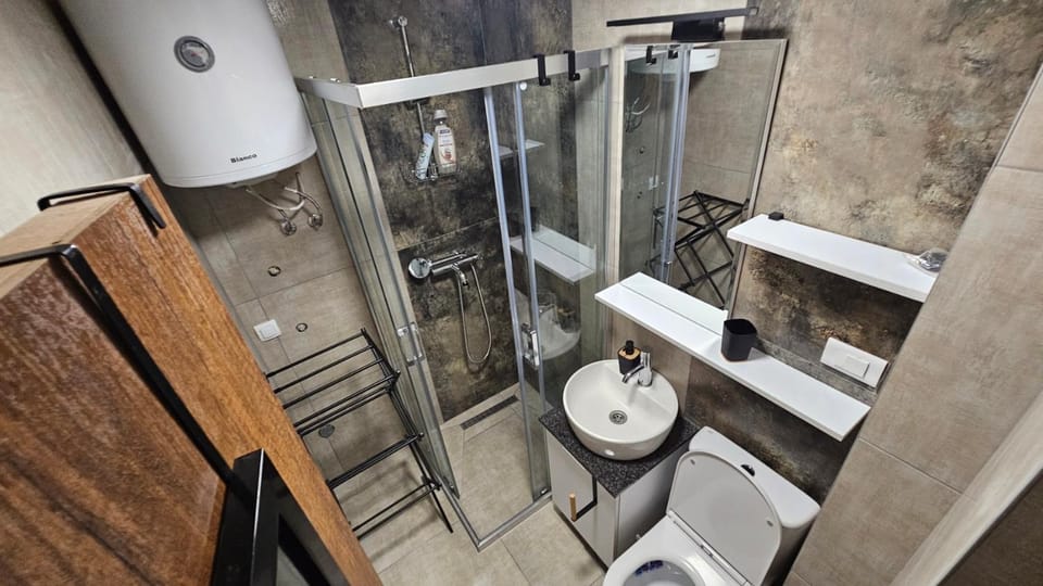 Shower, Toilet, Bathroom, towels