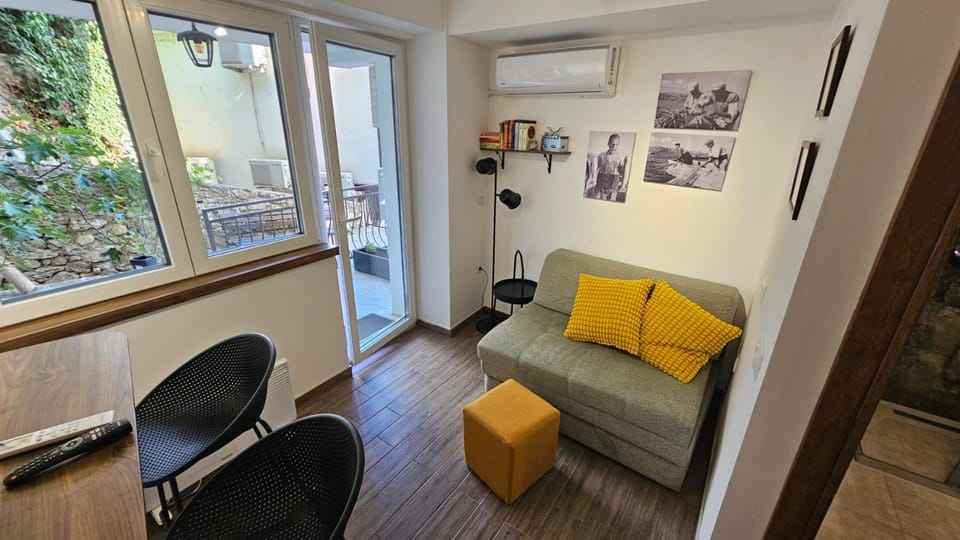 TV and multimedia, Living room, Seating area, air conditioner