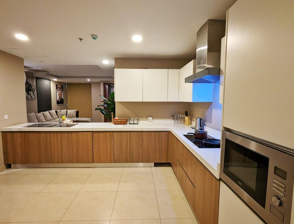 Kitchen or kitchenette, minibar, oven, stove