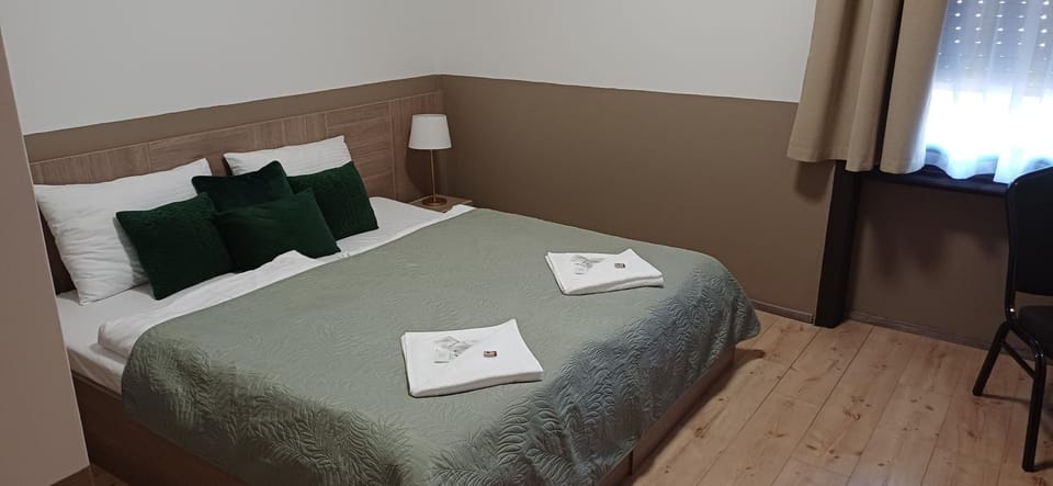 Bed, Photo of the whole room, towels, towels