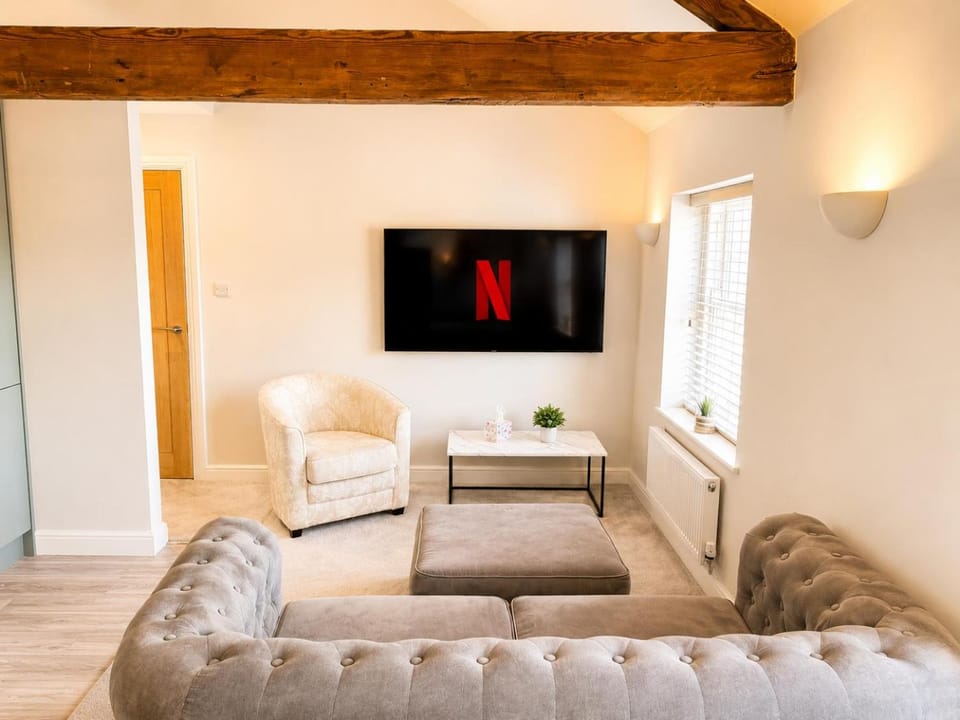 TV and multimedia, Living room, Seating area, Evening entertainment