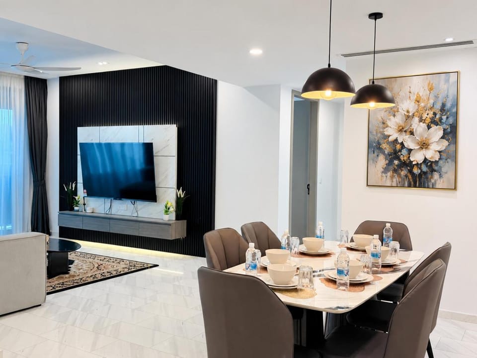 TV and multimedia, Living room, Seating area, Dining area