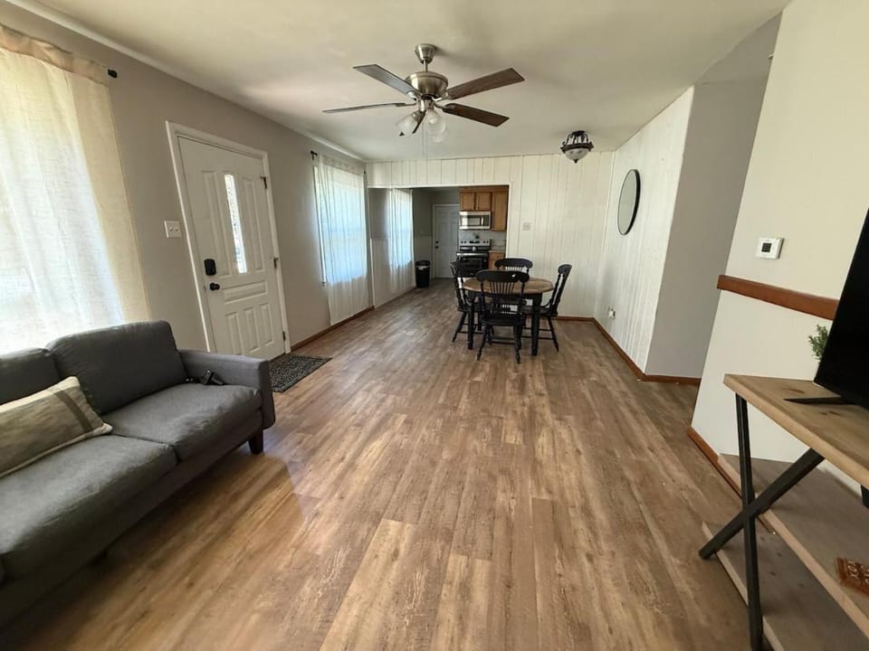 Charming 3 bedroom near shopping Extended stays welcome House in St. Peters