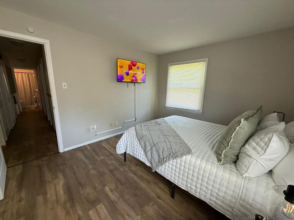 Charming 3 bedroom near shopping Extended stays welcome House in St. Peters