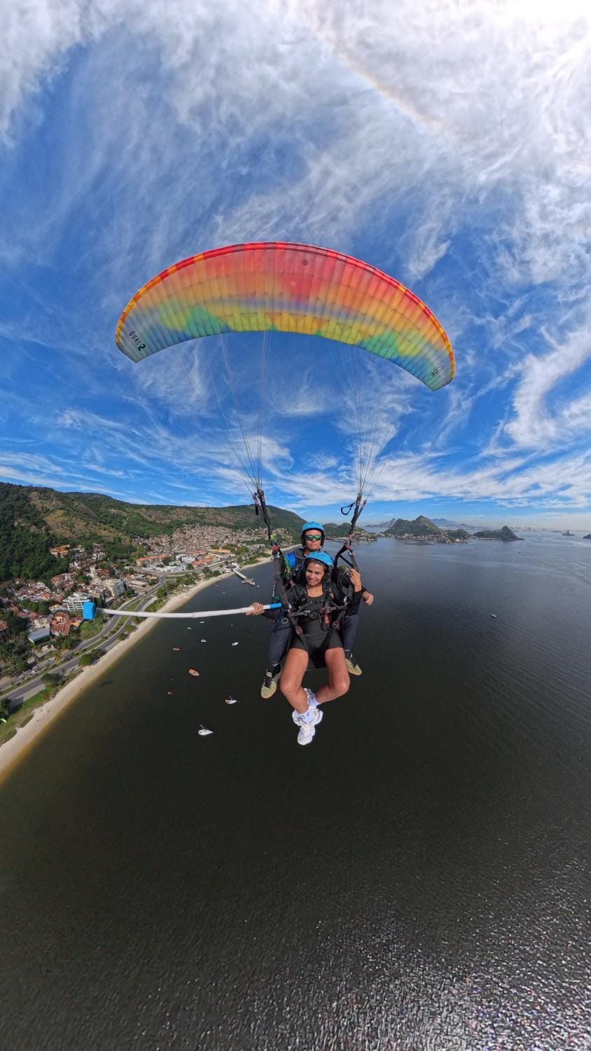 Voo de parapente em Niterói com vista pro RJ Campground/ 
RV Resort in Niterói