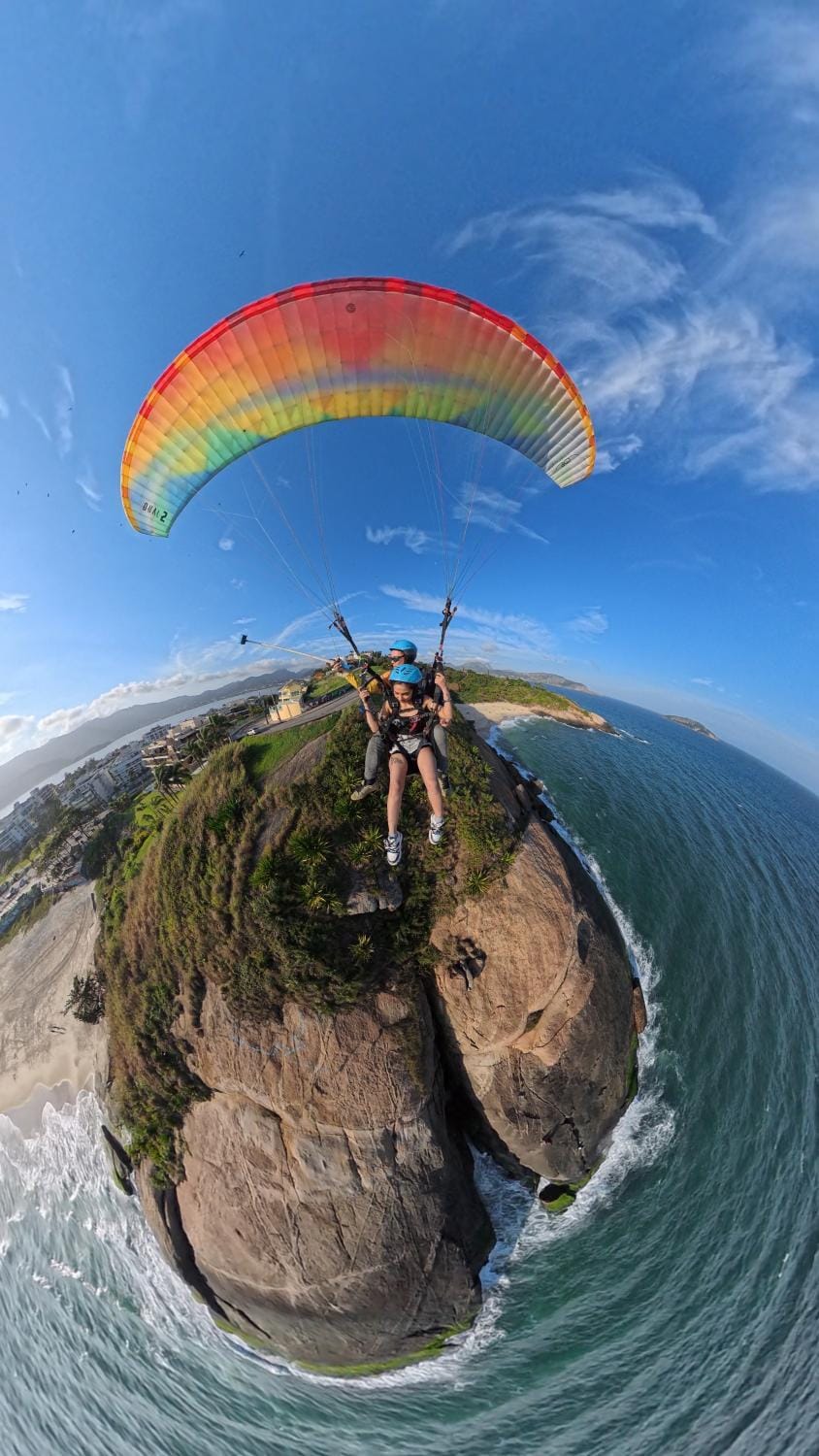 Voo de parapente em Niterói com vista pro RJ Campground/ 
RV Resort in Niterói